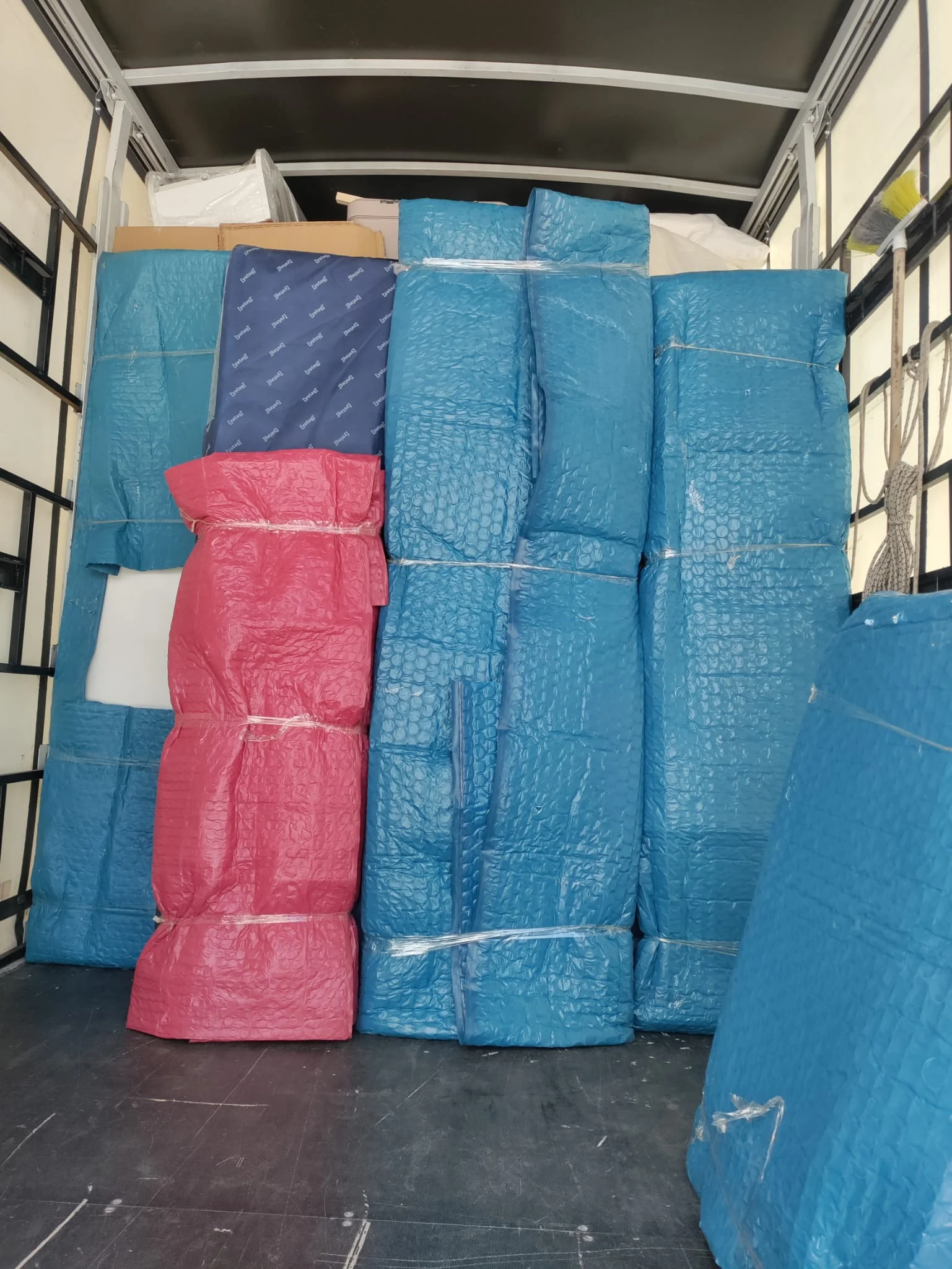 Batıkent asansörlü nakliyat için paketlenmiş eşyaların araç içi görünümü